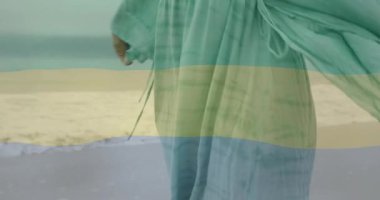 Sahilde, arka planda renkli dalga animasyonlarıyla gülümseyen bir kadın. Tatil, yaz, sahil, dinlenme, boş zaman, mutluluk.