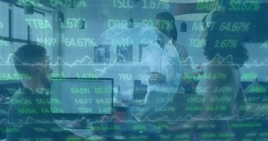 Toplantıda, çeşitli profesyoneller animasyon örtüleriyle borsa verilerini analiz ediyorlar. İş, finans, analitik, takım çalışması, strateji, veri analizi