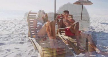 Plaj sandalyelerinde rahatlamak, düşünceli bir kadınla içki içmek, animasyon örtüsü. Tatil, tatil, rahatlama, seyahat.