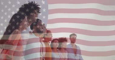 Amerikan bayrağıyla birlikte ayakta duran, çeşitli gruplar birlik gösteriyor. birliktelik, çeşitlilik, vatanseverlik, dayanışma, uyum, takım çalışması