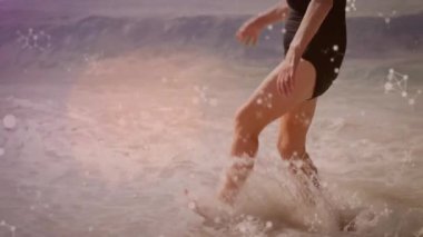 Sığ sularda koşan, ışık ve ağ üzerinde animasyonu olan biri. Teknoloji, fütüristik, dijital, yenilik, bağlantı, siber güvenlik