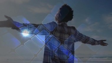 Parlak gökyüzü altındaki geometrik şekillerin üzerine uzanmış kolları olan birinin animasyonu. Soyut, yaratıcılık, dijital, kavramsal, özgürlük, renkli