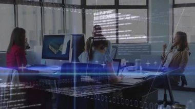 Dijital veri işleme animasyon örtüsüyle ofiste çalışan iş ekibi. İşbirliği, analitik, takım çalışması, teknoloji, yenilik, beyin fırtınası