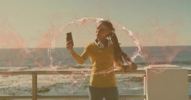 Dijital ağ animasyonlu akıllı telefonu okyanus arka planında tutan kişi. Teknoloji, bağlantı, yenilik, iletişim, kablosuz ağ