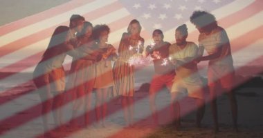 Kumsalda maytap, Amerikan bayrağı animasyonu olan bir grup arkadaş. Kutlama, vatanseverlik, yaz, arkadaşlık, havai fişekler, festival
