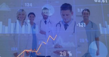 Grafikleri ve yüzdeleri analiz etmek, doktorlar hastane ortamındaki verileri gözden geçirmek. Tıbbi, analiz, sağlık, araştırma, istatistik, takım çalışması