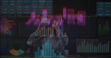 Sanal gerçeklik kulaklığı kullanarak, finansal verileri izleyen ve animasyon grafikleri çizen kişi. teknoloji, finans, veri analizi, müteşebbis, yenilik, dijital