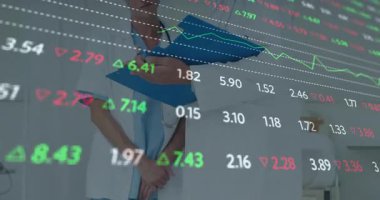 Okulda, doktorlar hasta dosyalarını borsa verilerinin animasyonuyla gözden geçiriyorlar. Sağlık, teknoloji, analiz, işbirliği, takım çalışması, araştırma