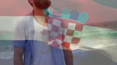Okyanusun kenarında duran Hırvat bayrağı animasyonu manzarayla örtüşen adam. Seyahat, meditasyon, vatanseverlik, sahil, keşif, manzara
