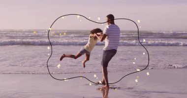 Yıldızların ve şekillerin neşeli animasyonuyla plajda çocuk çeviren bir adam. Aile, eğlence, tatil, sahil, açık hava, bağ