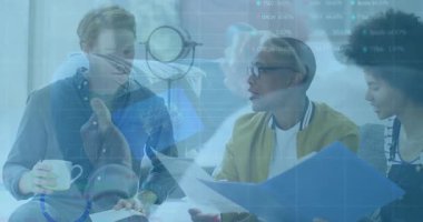 Finansal veri işleme animasyon örtülü çeşitli gruplar belgeleri inceliyor. Takım çalışması, işbirliği, çeşitlilik, finans, veri analizi, beyin fırtınası