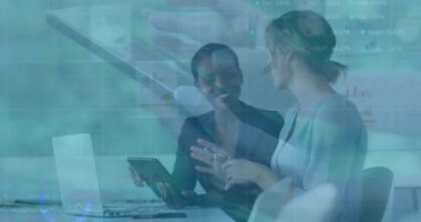 Ofiste, iş adamları finansal çizelgeler üzerinde veri analizini tartışıyor. işbirliği, analitik, finans, toplantı, takım çalışması, strateji