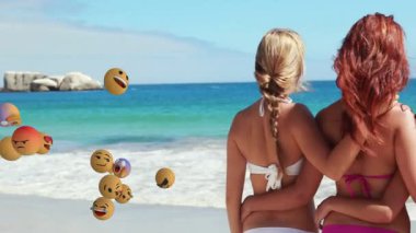 Plajda, etrafında yüzen emoji animasyonları olan mayo giymiş kadınlar. tatil, yaz, gün ışığı, eğlence, özgürlük, eğlence