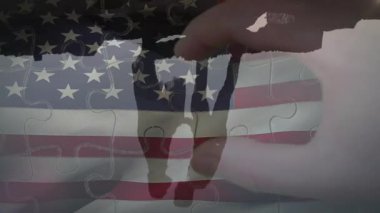 Sahilde, gün batımında Amerikan bayrağı taşıyan insanlar animasyon yaratıyorlar. Deniz kenarı, vatansever, özgürlük, kutlama, manzara, sahil