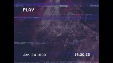 Sabit çizgiler ve zaman damgası ile bozulmuş VHS bant efektinin animasyonu oluşturuluyor. Retro, nostalji, arıza, bozulma, analog, vintage