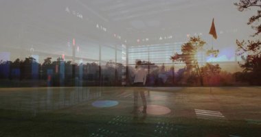 Rotayı belirliyor, golfçü finansal veri tablolarının animasyonuyla sahneyi örtüyor. spor, finans, teknoloji, analitik, yatırım, görselleştirme