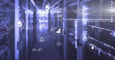 Çevresel ikonlar ve istatistiklerle sunucu odasında veri işleme animasyonu. Teknoloji, bulut hesaplama, ağ, yenilik, analiz, sürdürülebilirlik