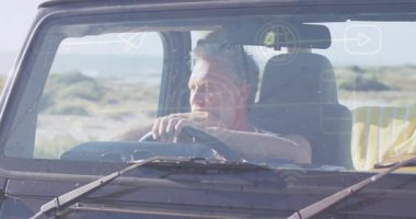 Araba süren, animasyonda ön camı kapatan dijital ağ simgelerine sahip bir adam. Teknoloji, ulaşım, yenilik, bağlantı, ağ oluşturma, gelecekçi