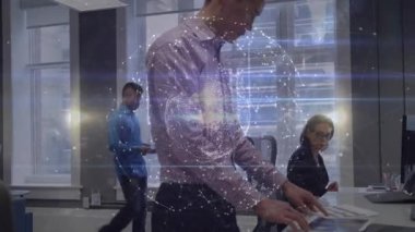 Dijital ağ bağlantılarıyla çalışmak, iş dünyasından profesyoneller ofiste. Teknoloji, ağ oluşturma, işbirliği, iletişim, şirket, yenilik