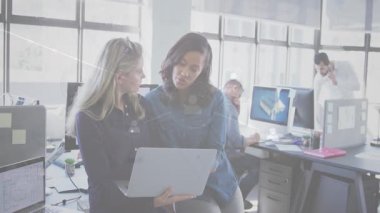 Yoğun bir ofiste, bilgisayar kullanan kadınlar ağ bağlantıları animasyonuyla iş birliği yapıyorlar. İş, takım çalışması, işbirliği, teknoloji, bağlantı, yenilik