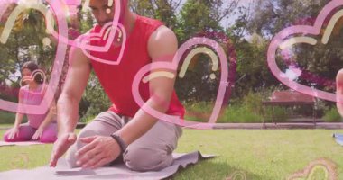 Yoga minderinde uzanan bir adam kalp animasyonlarıyla sahneyi örtüyor. Fitness, egzersiz, sağlık, farkındalık, meditasyon, egzersiz