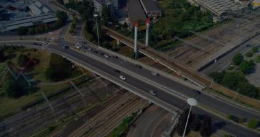 Şehir bölgesinde demiryolu kesişen yoğun bir yol, şehir trafiği animasyonu. ulaşım, altyapı, tıkanıklık, hareket, kavşak, hareketlilik