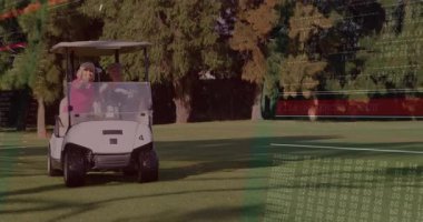 Seyyar golfçüler dijital şifreleme verileriyle rotalarında animasyon oluşturuyorlar. teknoloji, siber güvenlik, yenilik, spor, golf arabası