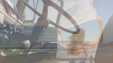Plaj esintisini hissetmek, direksiyonlu bir kadın, dalgaların animasyonu. Seyahat, tatil, araba kullanma, yaz, macera, kıyı şeridi