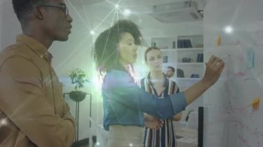 Animasyon üzerinde işbirliği, okul ortamında beyaz tahta kullanan çeşitli takımlar. Takım çalışması, yaratıcılık, beyin fırtınası, çeşitlilik, eğitim, işbirliği