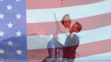 Amerikan bayrağı ve soda bardağıyla piknik, açık havada dinlenen bir çift. Vatanseverlik, eğlence, içecek, rahatlama, aşk, kutlama