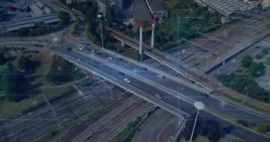 Köprüdeki trafik ve demiryolunun üzerindeki dijital ağ bağlantıları, hava görüntüsü. Altyapı, teknoloji, bağlantı, ulaşım, kentsel, iletişim