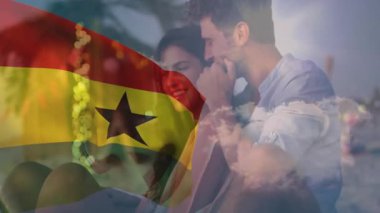 Sahilde kucaklaşan Gana bayrağı animasyonu canlı renklerle örtüşen çift. Renkli, tropik, okyanus, romantizm