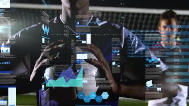 Analitik veri animasyonlu futbol topunu tutan oyuncular sahada duruyor. Takım çalışması, spor, istatistik, teknoloji, strateji, sporcular