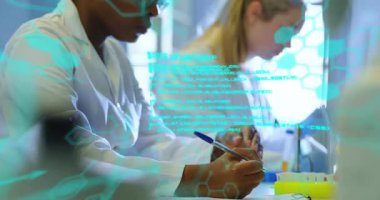 Laboratuvarda dijital veri işleme animasyon örtüsüyle çalışan bilim adamları. Bilim, araştırma, yenilik, teknoloji, analiz, fütüristik