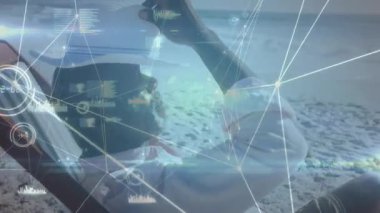 Sahilde, insan dijital ağ animasyonu ve veri görselleştirmesi ile etkileşime giriyor. Teknoloji, yenilik, bağlantı, sanal, geleceksel, analiz