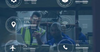 Depoda, çalışanlar animasyon veri işleme örtüsüyle lojistiği tartışıyorlar. takım çalışması, veri analizi, işbirliği, teknoloji, tedarik zinciri, endüstriyel