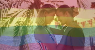 Gökkuşağı bayrağı altında kucaklaşan palmiye ağaçları olan çift animasyon etkisi yaratıyor. LGBTQ, gurur, tropikal, romantik, kutlama, çeşitlilik