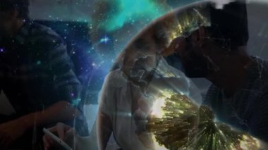 Galaksi ve ağ bağlantılarıyla işbirliği yapan insanlar animasyon örtüşür. İşbirliği, teknoloji, yenilik, takım çalışması, bağlantı, dijital