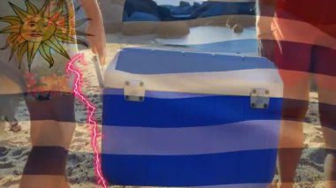 Uruguay bayrak animasyonu güneşli sahilde serinletici taşıyan insanların üzerinde. Tatil, yaz, arkadaşlar, eğlence, kutlama, rahatlama