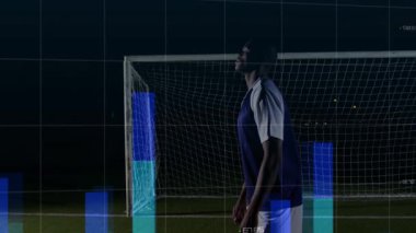 Futbol topunu tekmelemek, veri tabloları ve arka planda dünya haritasıyla animasyon yapmak. spor, küresel, görselleştirme, teknoloji