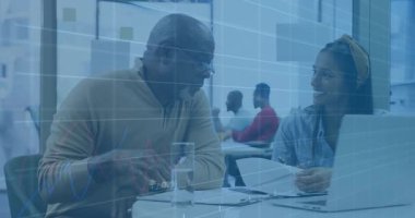 Ofiste tartışan çeşitli meslektaşlarla ilgili finansal veri işleme animasyonu. İş, takım çalışması, işbirliği, finans, analitik, teknoloji