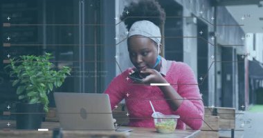 Salata yerken dizüstü bilgisayarda çalışan genç bir kadın, veri işleme animasyon örtüsü. Teknoloji, çoklu görev, sağlıklı beslenme, ofis, beslenme, dijital