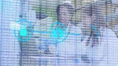 Soyut mavi ağ sembollerini kaplayan dijital verilerin ve ikili kodların animasyonu. Teknoloji, gelecek, bağlantı.