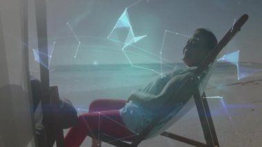 Plajda dinlenmek, tablet üzerinde dijital dünya animasyonunu izleyen kişi. Teknoloji, tatil, rahatlama, seyahat, yenilik, eğlence