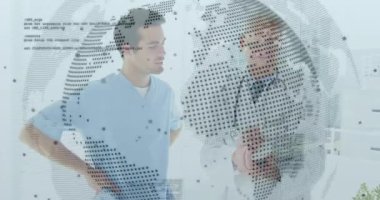 Küresel harita ile dijital veri işleme animasyonunu tartışmak, tıbbi profesyoneller işbirliği yapmak. Teknoloji, yenilik, işbirliği, sağlık, bağlantı, iletişim