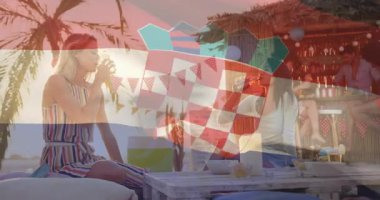 Plaj barında, Hırvat bayrağı animasyonuyla içki içen kadınlar sahne hazırlıyor. Tatil, kutlama, yaz, tatil.