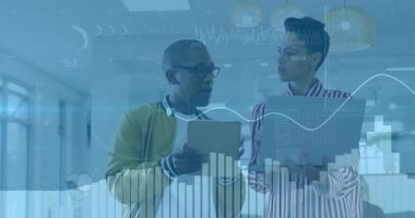 Finansal grafikler, okulda animasyonlu tabletler kullanan iki kişi. Teknoloji, eğitim, işbirliği, analitik, istatistik, takım çalışması