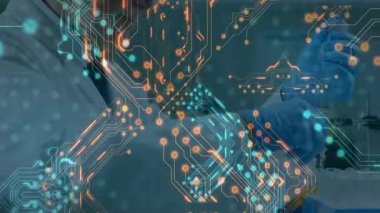 Bilimadamı, ekipman ekranında animasyonla bilimsel verileri işliyor. Bilim, araştırma, teknoloji, yenilik, analiz, deney