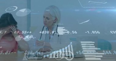 Rahatlatıcı sıkıntılı kadın, doktor finansal verileri animasyon örtüsüyle tartışıyor. Sağlık, danışma, analiz, ekonomi, destek, meslek