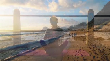 Yoga, sahil sahnesinde insanların kıyıda yürüdüğü bir animasyon pozu veriyor. Meditasyon, rahatlama, egzersiz, sağlık, sükunet, okyanus